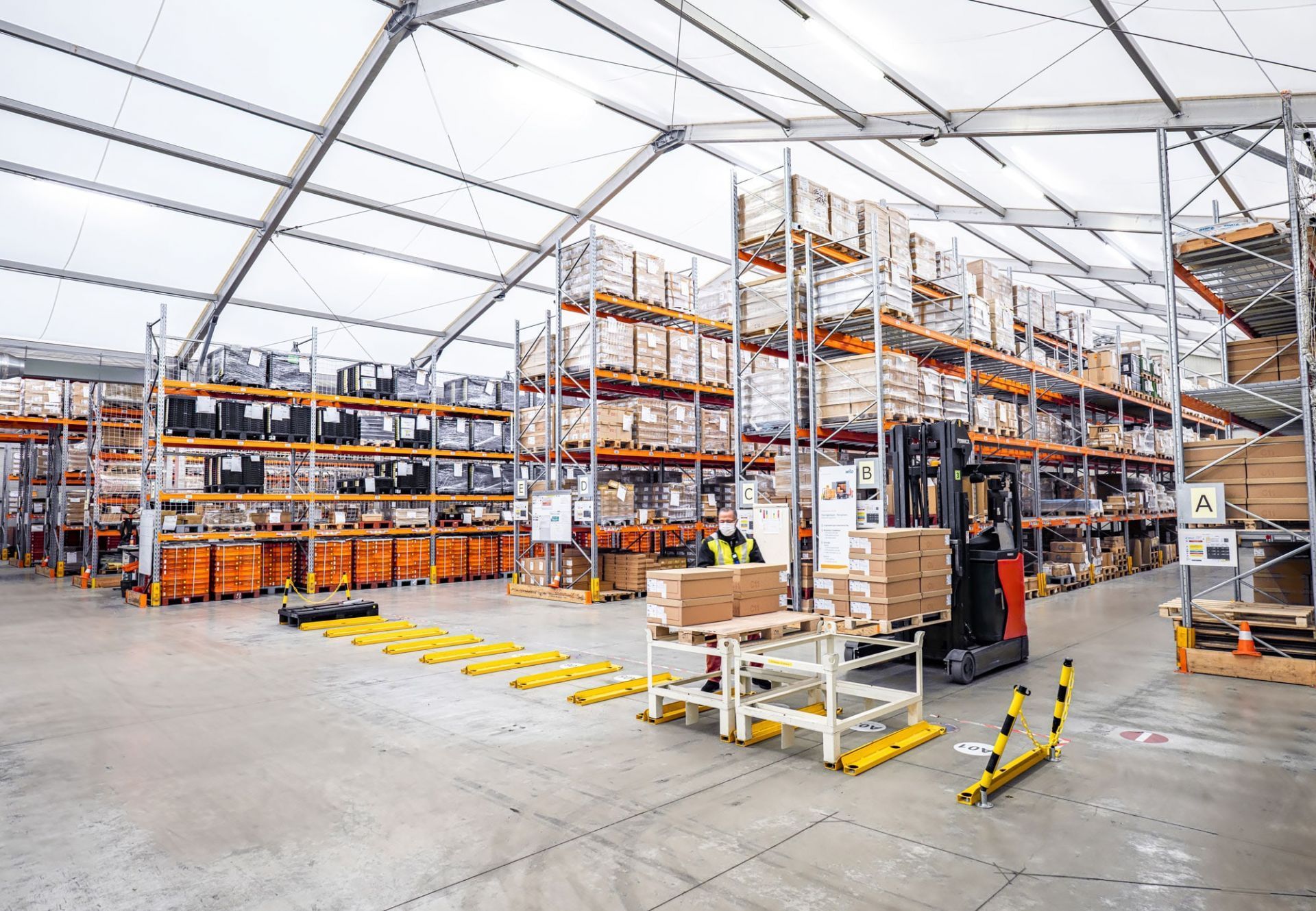 Entrepôt de stockage industriel modulable pour la protection des matériaux techniques et sensibles contre les intempéries_0