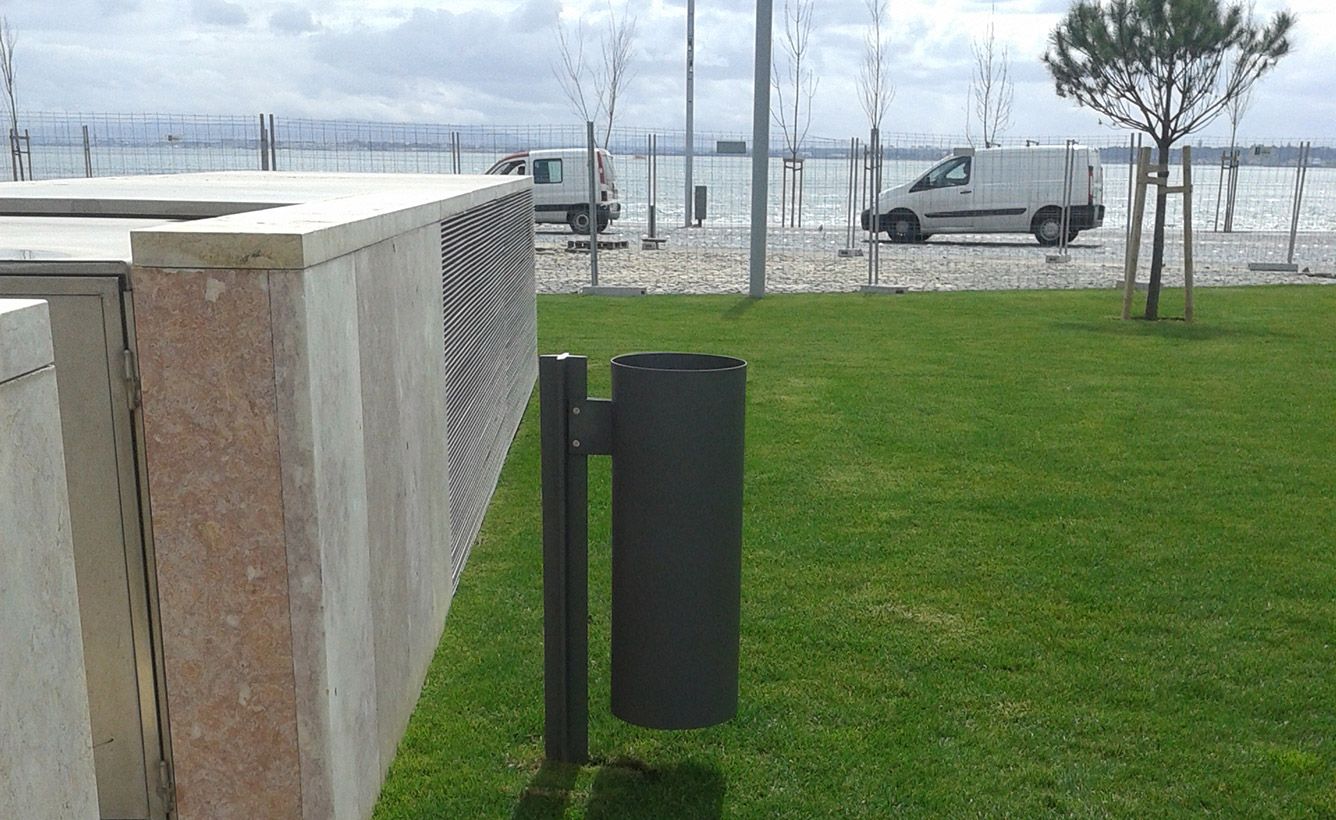 Mais - Poubelle publique Larus - couvercle et cendrier - acier, fonte - 50L/85L_1