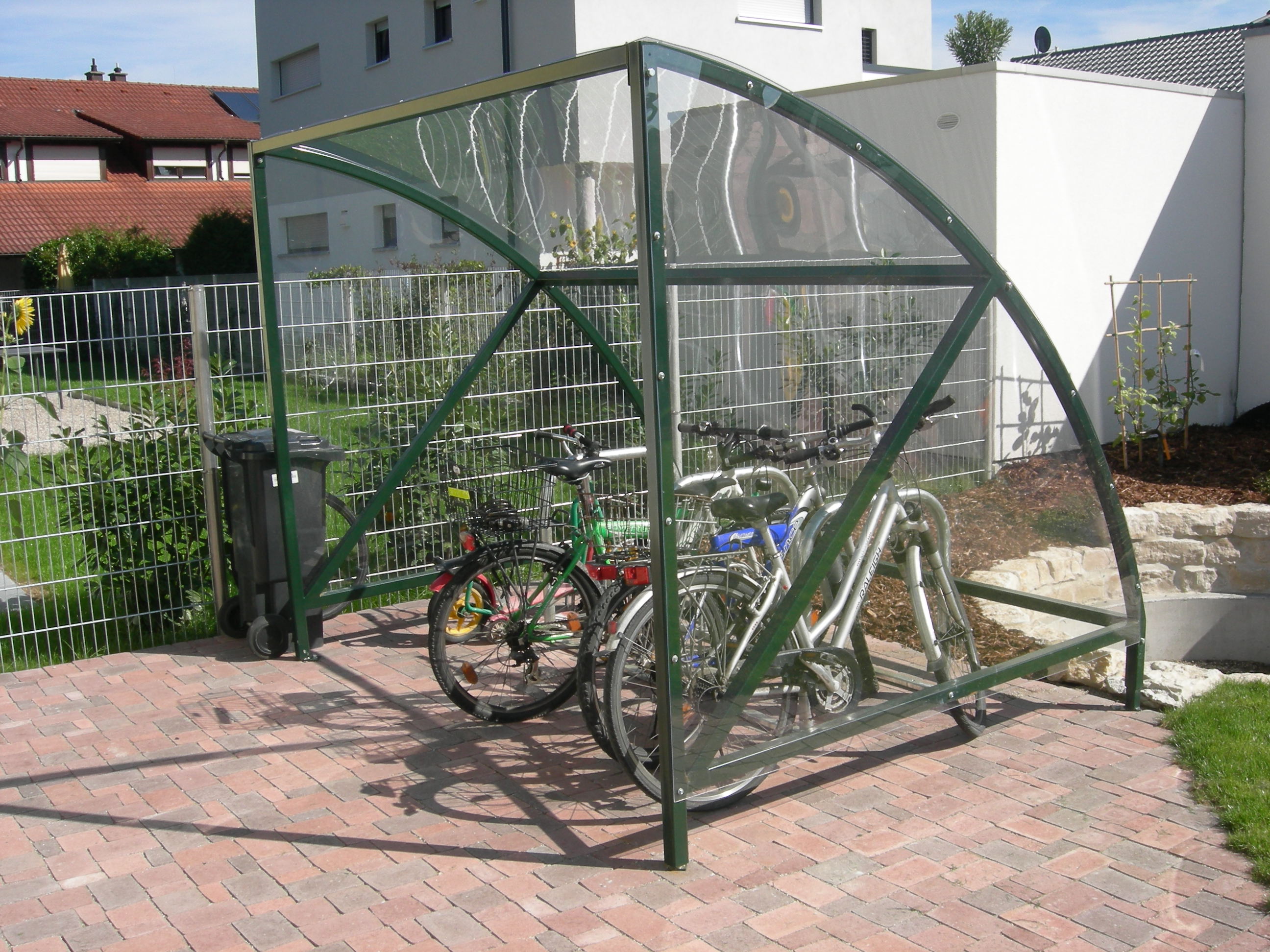 Abri vélo semi-ouvert Mini BDS - structure en acier avec bardage en polycarbonate transparent - râteliers galvanisés et options de parois latérales_0