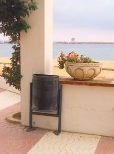 Corbeille publique Barcelona demi-ronde 30 litres - Bac rabattable pour vidage facile_0