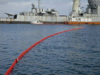 Barrage anti-pollution gonflable - Protection contre les pollutions pétrolières brutes et raffinées en haute mer_0