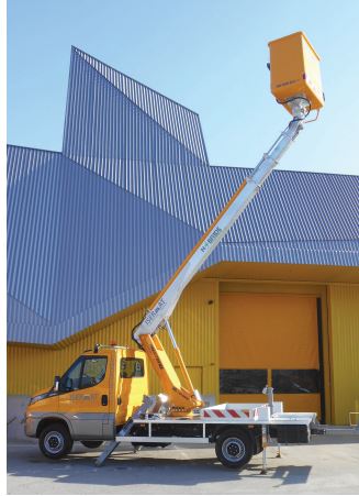 Camion nacelle télescopique hybride, hauteur de travail 16 m utilisé pour la pose d'enseignes, élagage, pose de décorations de noël et autres - disponible en location_0