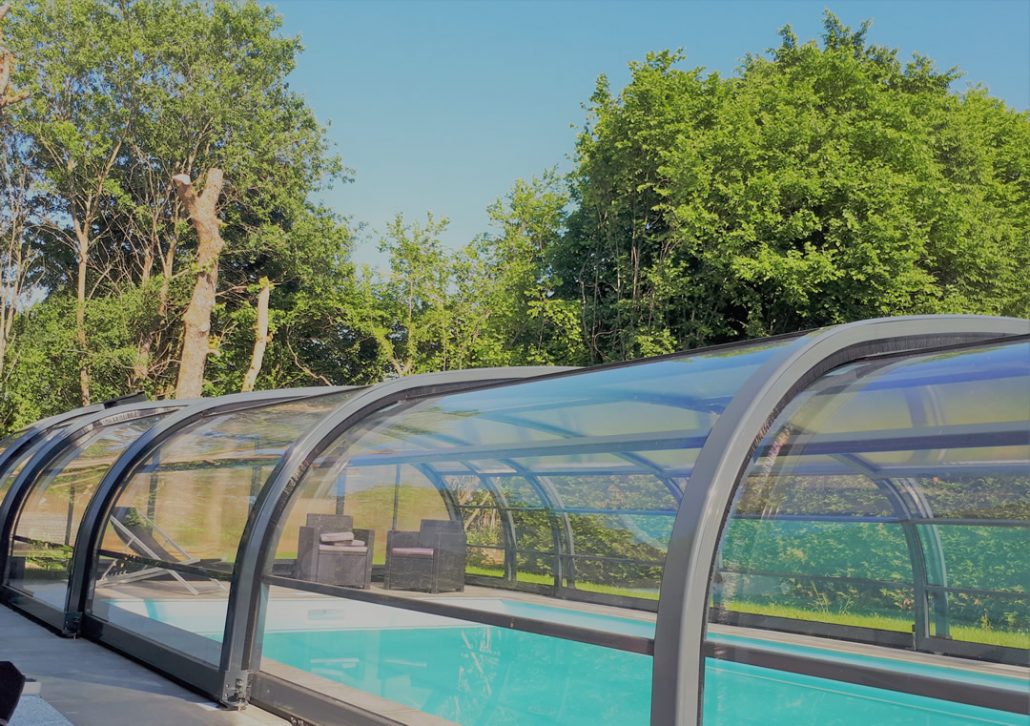 Abri piscine haut Aerys 180 – téléscopique, manuel, en polycarbonate alvéolaire et plein_1