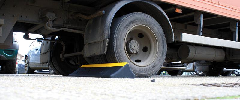 Butée TruckStop - cale de roues en caoutchouc recyclé pour poids lourds et véhicules grands gabarits - fixation solide_0