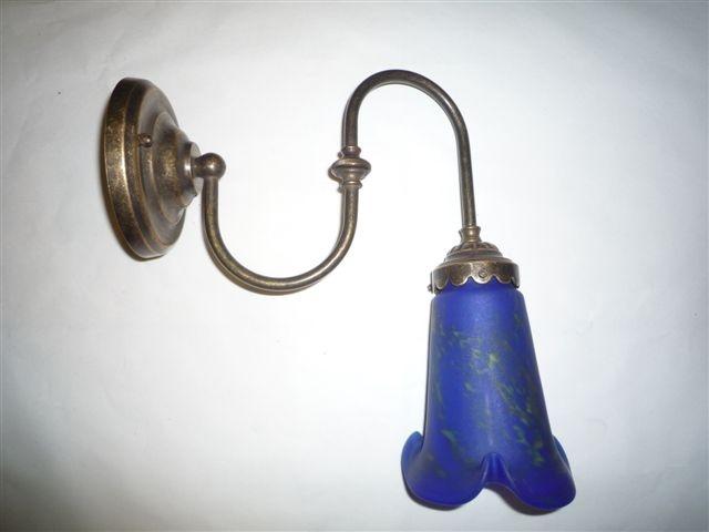 Applique murale pivot - 1 tulipe longue bleu moucheté en laiton massif et pâte de verre_0