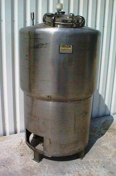 Cuve simple enveloppe en inox - 600 litres d'occasion - Vanne papillon et trou d'homme 350 mm_0