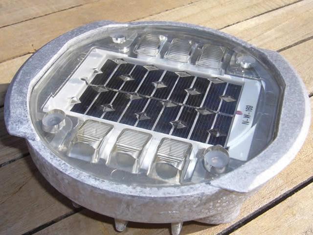 Plot routier à LED solaire SS2 Ultrabright - encastré, visible et durable_0
