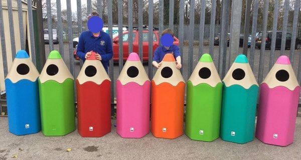 Poubelle ludique en forme de crayon - Conçue pour écoles, aires de jeux et espaces publics_1