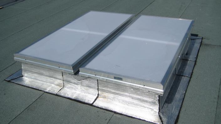 Lanterneau ponctuel ecofeu dv 110 / sur costière en acier galvanisé / avec protection solaire_0