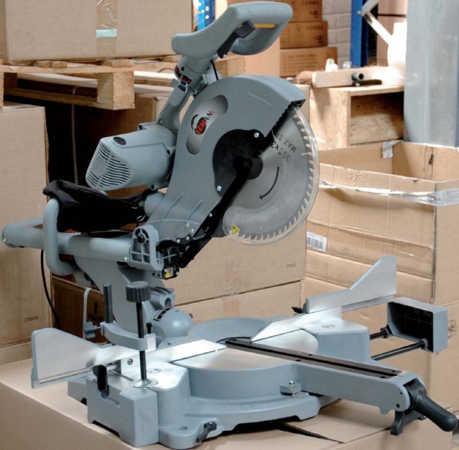 Scie radiale à onglet - table et socle en fonte d'aluminium - coupe radiale avec laser_0