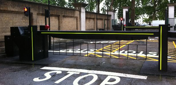Barrière de sécurité levante automatique, certifiée pas 68, pour les sites à hauts risques d'intrusion - frontier pitts france - terra ultimate_0