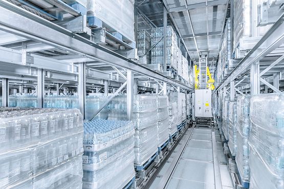 Transstockeur pour palettes innovant, économique et flexible - SSI SCHÄFER - Optimisation verticale jusqu'à 45m et récupération d'énergie_0