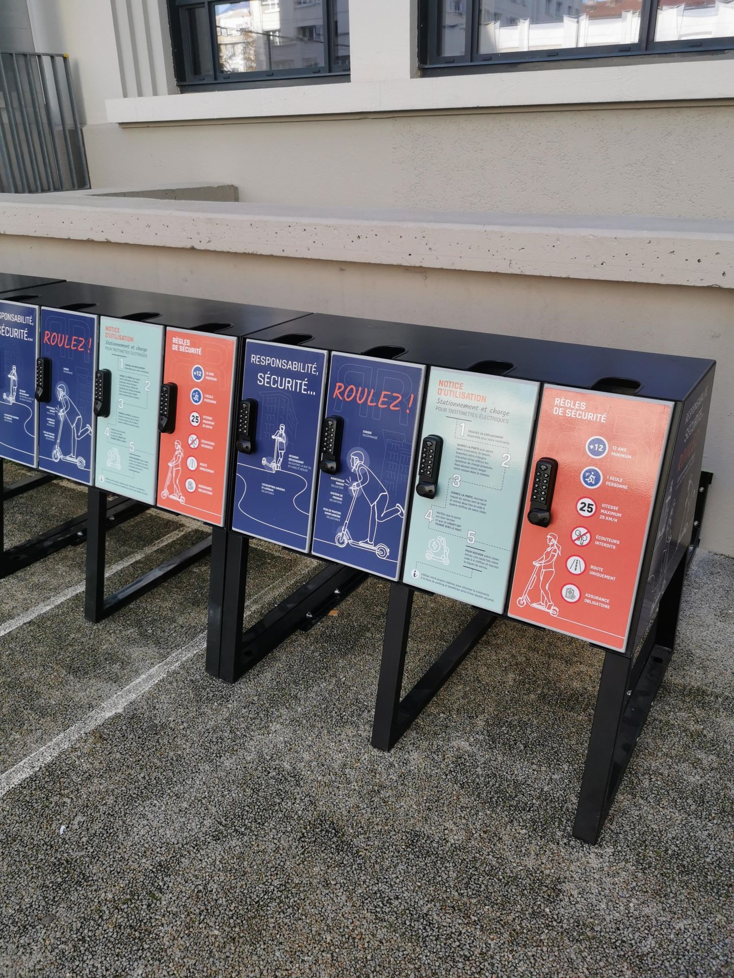 Station de maintien et de recharge pour trottinette electrique
