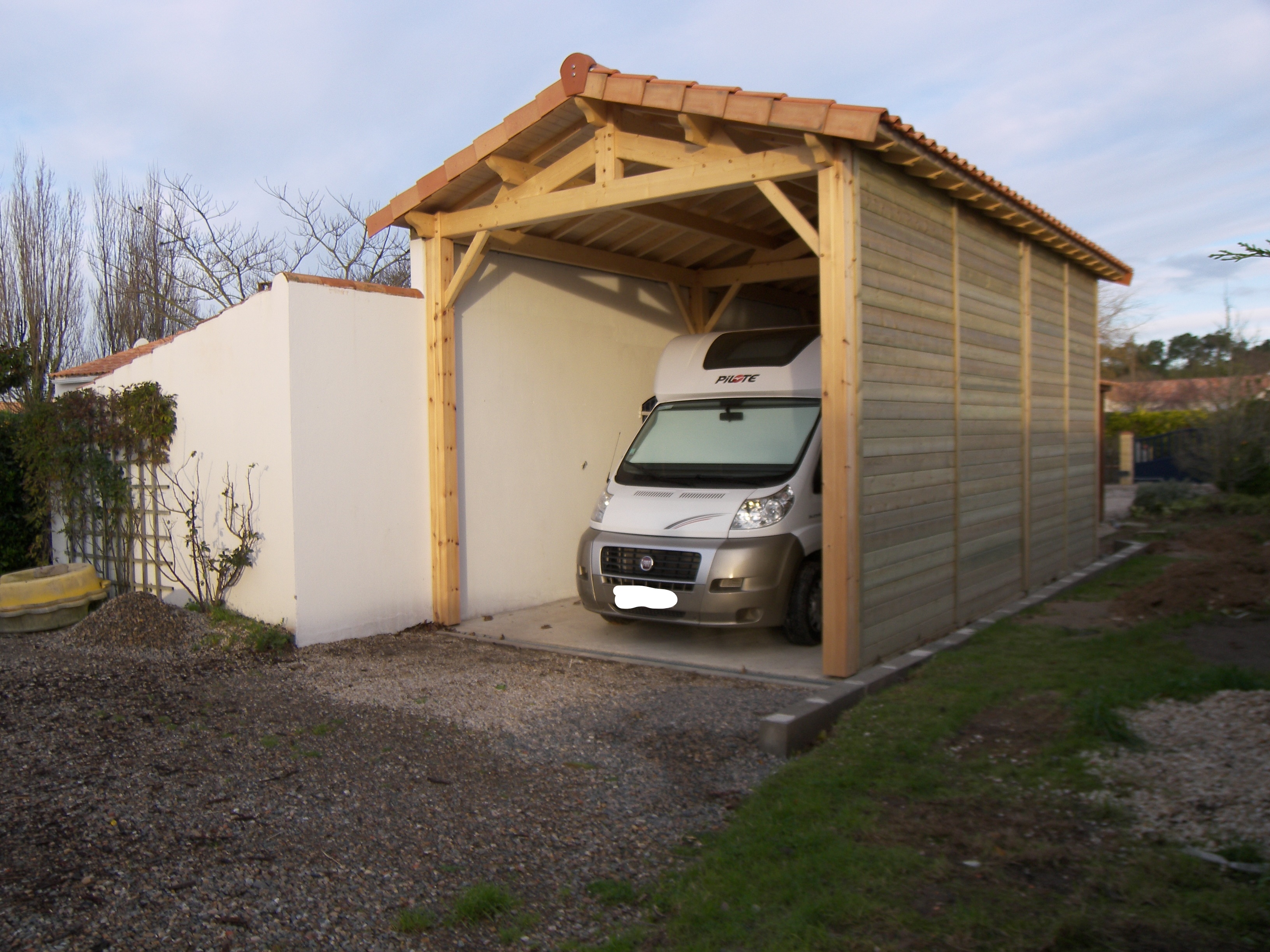 Abri camping car semi-fermé / structure en bois / toiture double pente_0