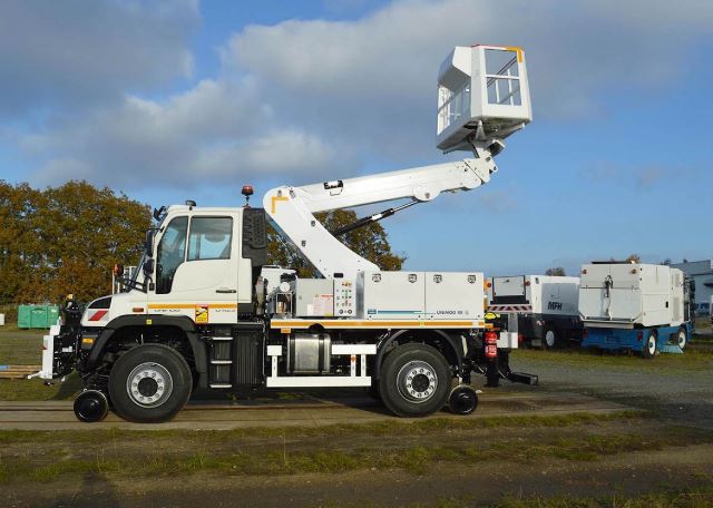 Nacelle rail route pour la maintenance caténaire et le remorquage de rames sur réseau tramway - UNIMOG Mercedes-Benz_0