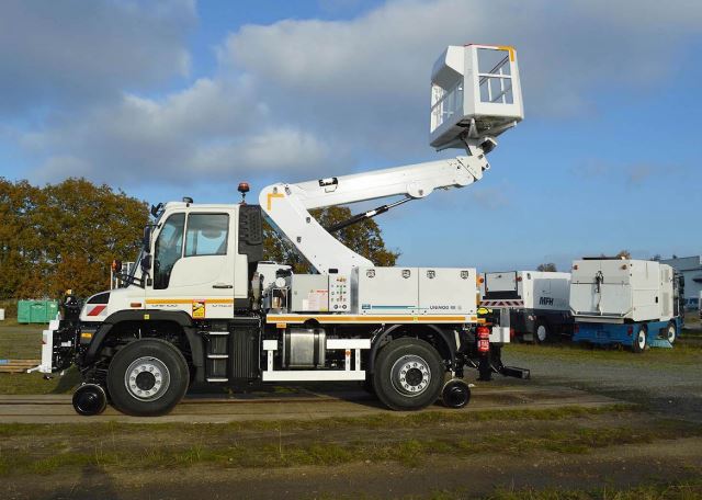 Nacelle rail route pour  la maintenance caténaire et le remorquage de rames sur réseau tramway - UNIMOG_0