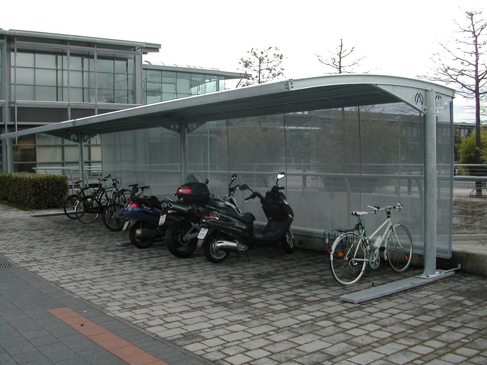 Abri vélo ouvert et modulaire - sécurité, protection et modularité pour vos deux roues_0
