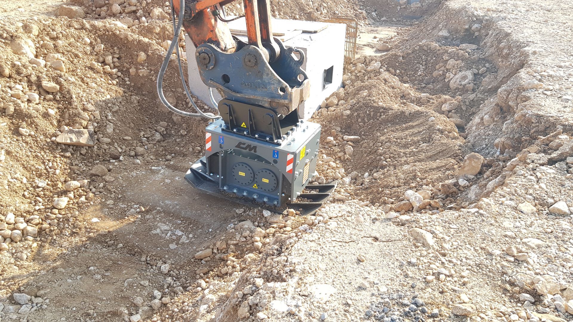 Plaque vibrante pour une pelle de 11 à 14 tonnes - pv 60.100_0