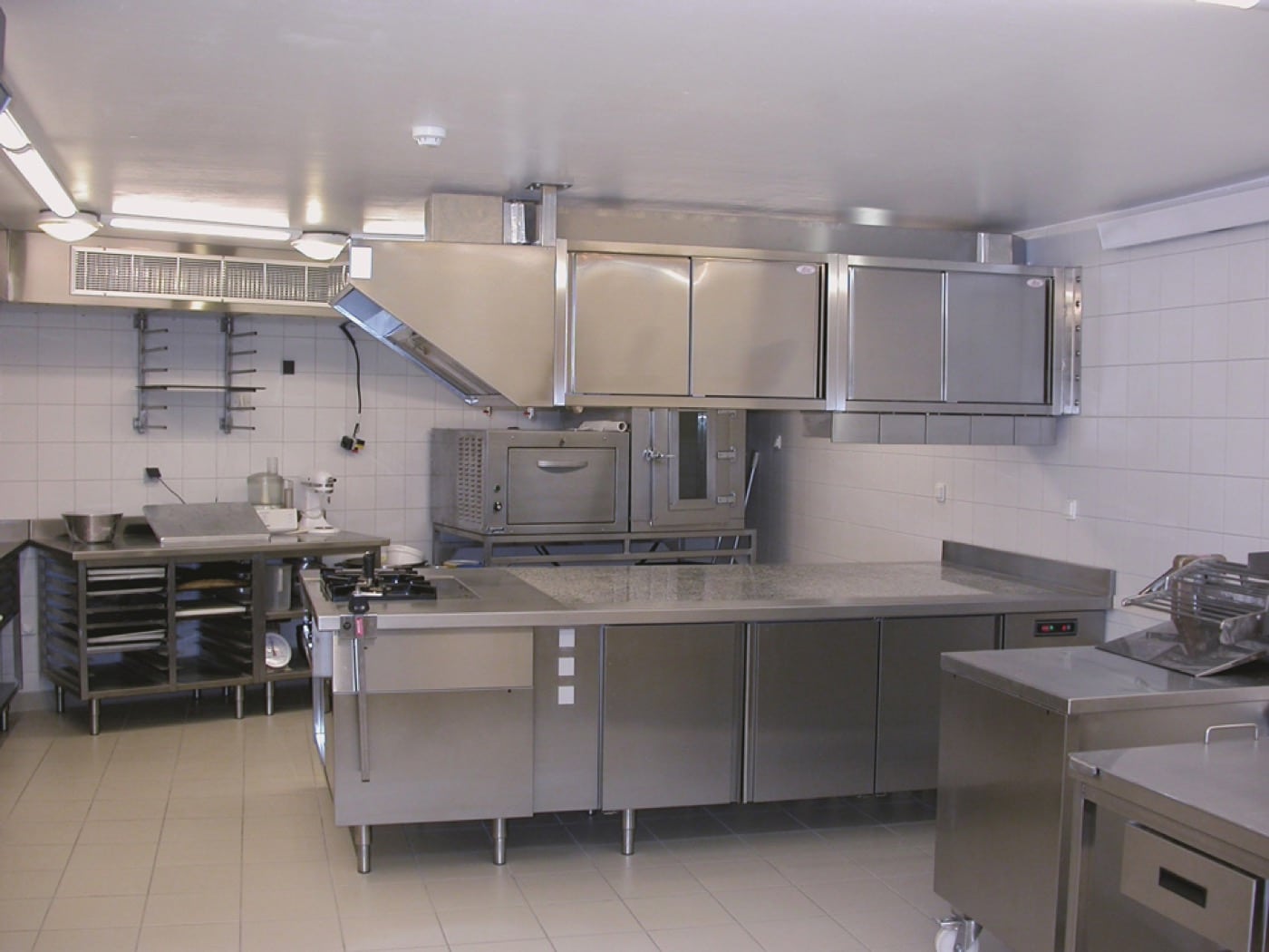 Laboratoire de pâtisserie pour salle de réception- Cuisson, hotte, mobilier et rangement inox_0