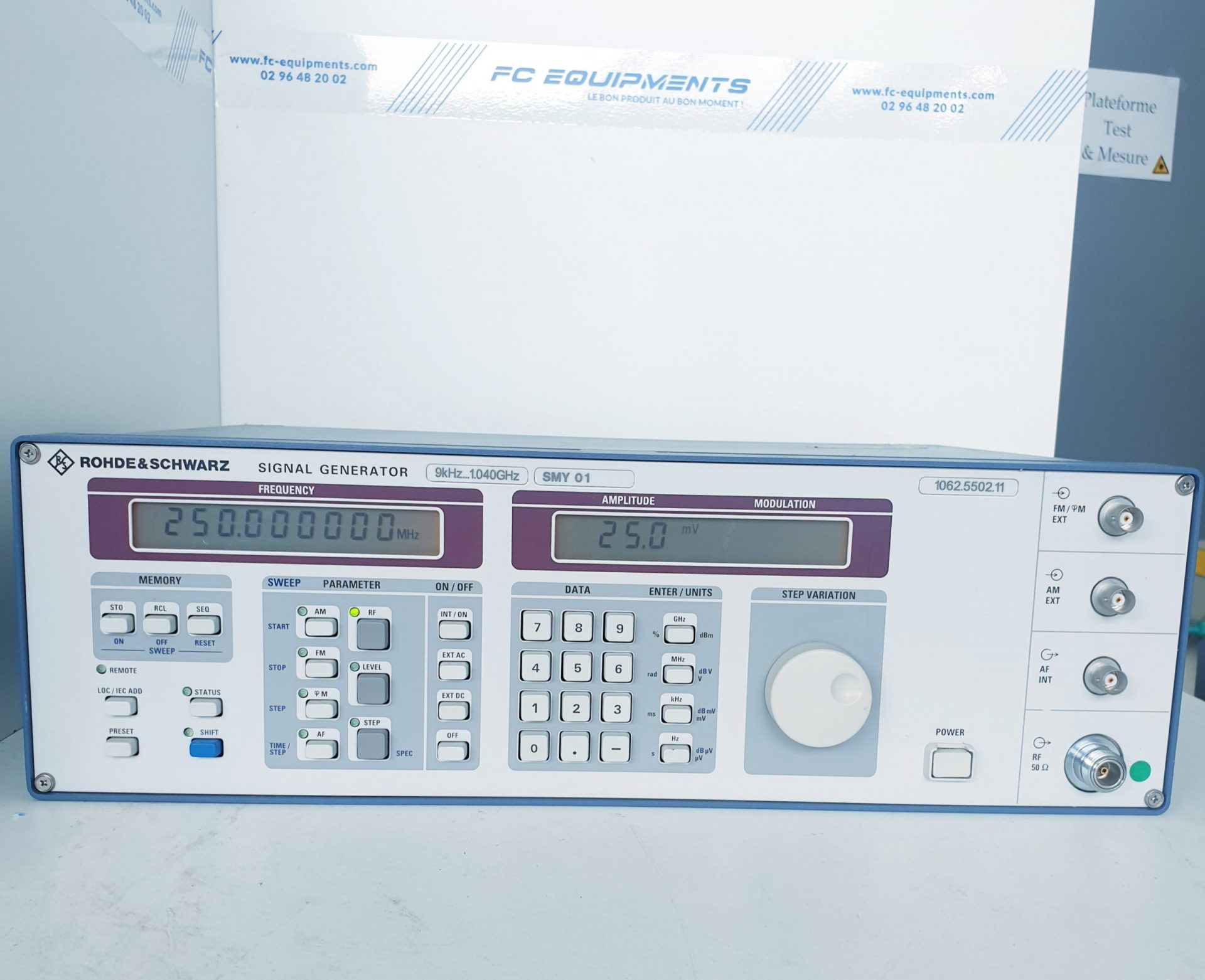 Smy01 - Générateur de signaux Rohde and Schwarz - 9 kHz à 1040 MHz - haute précision et plage étendue_0