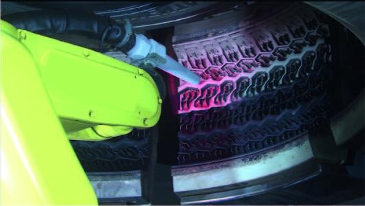 Nettoyage cryogénique d'un moule pour pneus - Machines CRYONOMIC® intégrées avec robots à 6 axes_0
