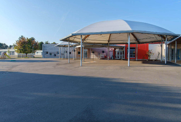 Préau d'école de 439m² en métallo-textile avec membrane sur charpente mixte bois lamellé-collé et acier galvanisé - Sur mesure_0