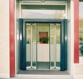 Porte piétonne à vantaux pliants automatique - peu encombrante, flexible et élégante_0