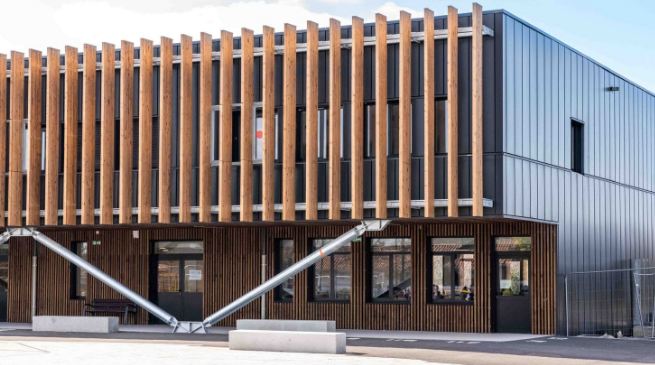 Extension de bâtiment scolaire, avec ascenseur et escalier extérieur - réalisation sur mesure_0