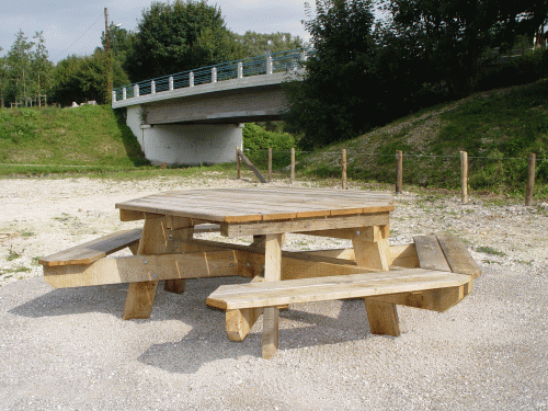 Table de pique-nique traditionnelle en bois - Accessible PMR - Forme polygonale - À sceller ou à poser_0