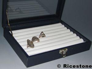 3AA) COFFRET BAGUE 16X21CM VITRÉ, CORPS BLEU.