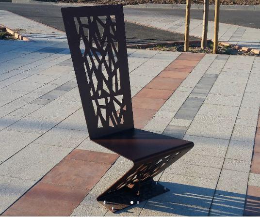 Chaise tectonique - Design par Christophe Moly - Métal rouillé plié avec découpe laser - Largeur 470mm, Profondeur 560mm, Hauteur 1200mm_0