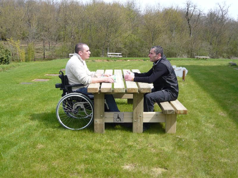 Table pique-nique PMR - plateau 3 m - adaptée pour personnes à mobilité réduite_0