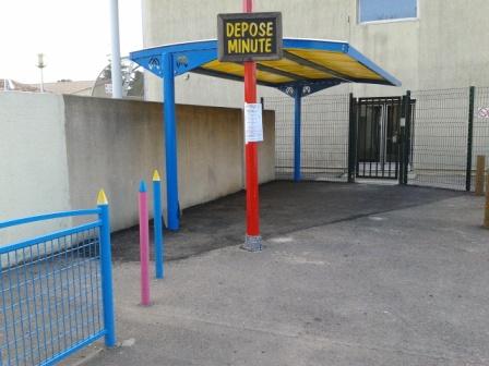 Abri dépose minute - élégant et fin - idéal devant une école avec couleur égayante_0
