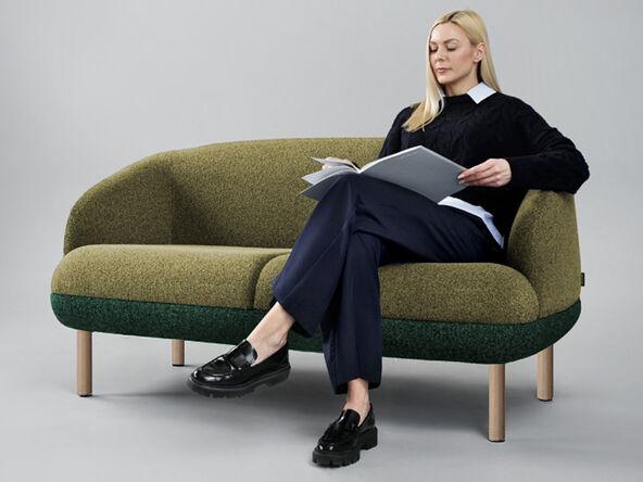 Canapé 2 places Alma avec pieds bois massif et tissu personnalisable_0