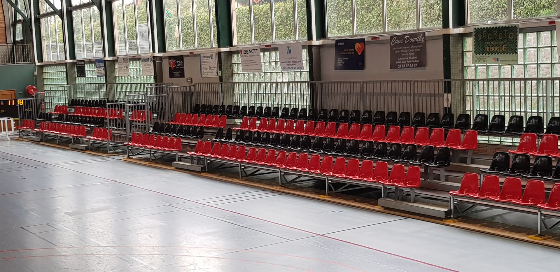 Tribunes d'occasion reconditionnées pour 100 à 500 places