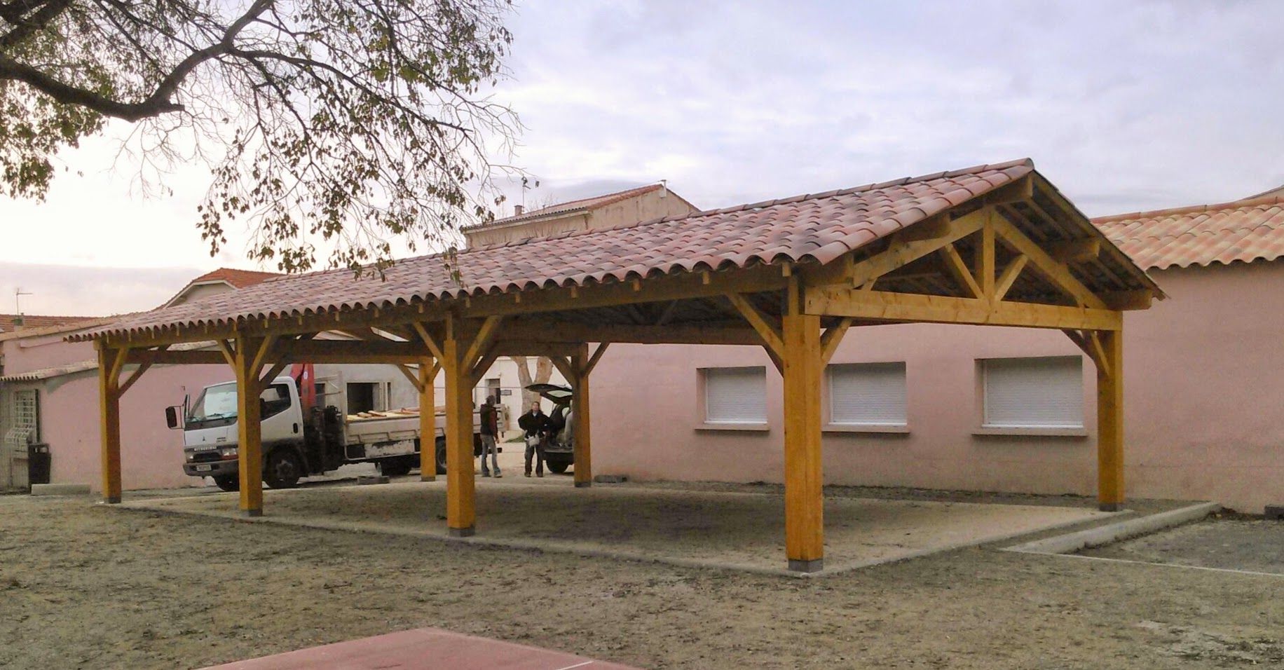 Abris charpente en bois avec une large variété de finitions lasurées, des solutions d'éclairage_1