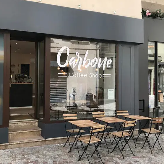 Lettrage adhésif sur vitrine, personnalisable et utilisable sur divers supports -Art & Com_1