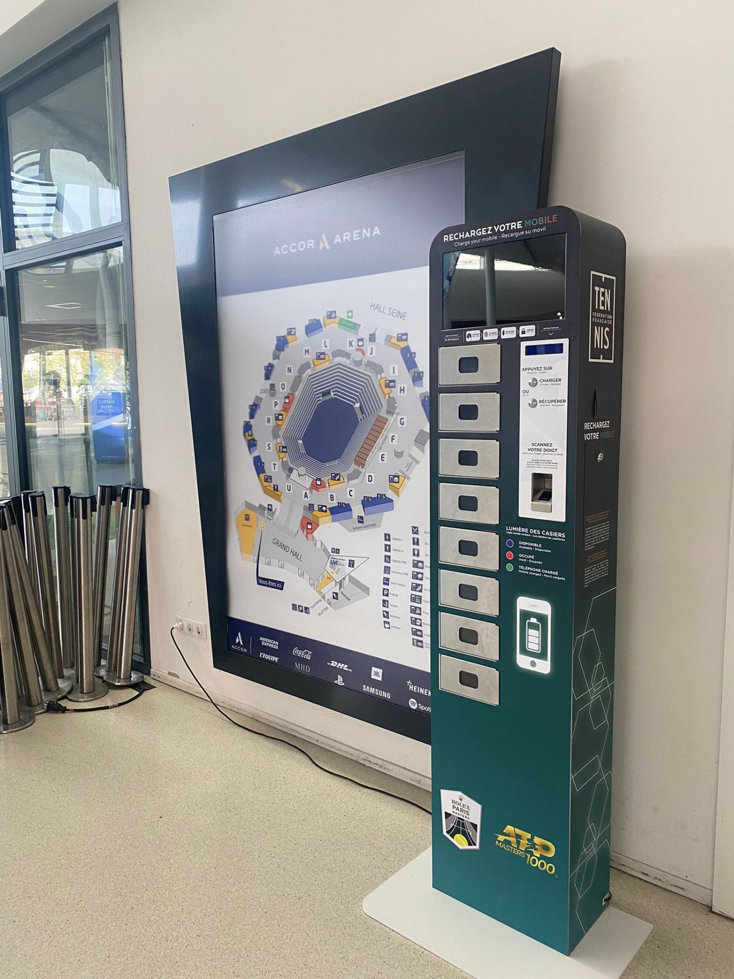 Borne de recharge sécurisée Touch 8 - 8 casiers pour smartphones, tablettes et petits appareils électroniques - Écran 15 pouces_0