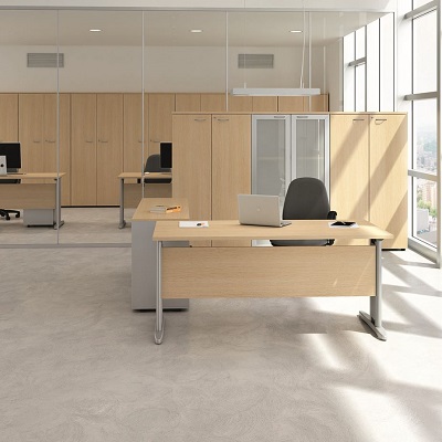 Bureau droit Quadrifoglio Practika - économique avec piètement à dégagement latéral et plateau anti-reflet 25 mm_0