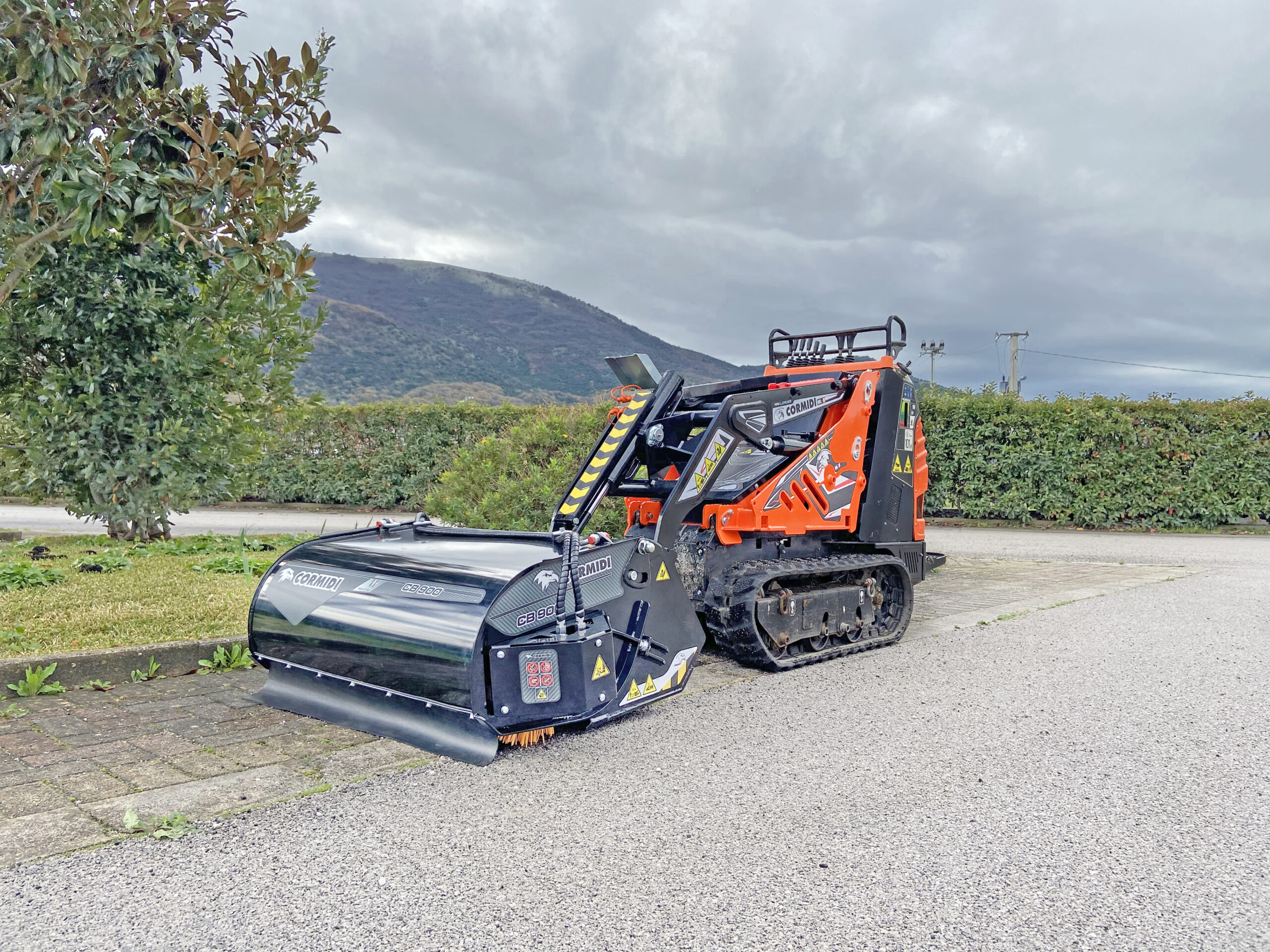 Mini-chargeuse conçue pour effectuer une variété de tâches de jardinage et d'arrosage, capacité 800kg - Cormidi_0