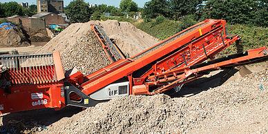 Cribleur mobile Sandvik QA441 - Groupe de criblage sur chenilles avec trémie de 10,5 m³ et moteur CAT C4.4_0