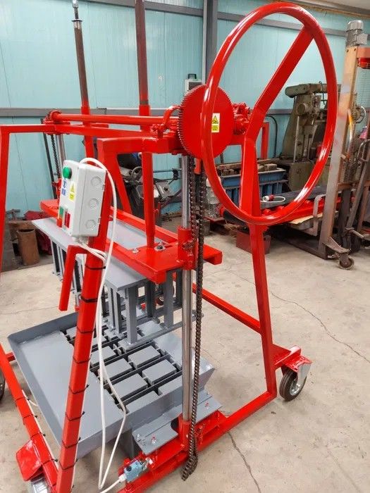 Pondeuse à parpaings multifonction, permettant la production de 1680 parpaings par jour - PX01_0