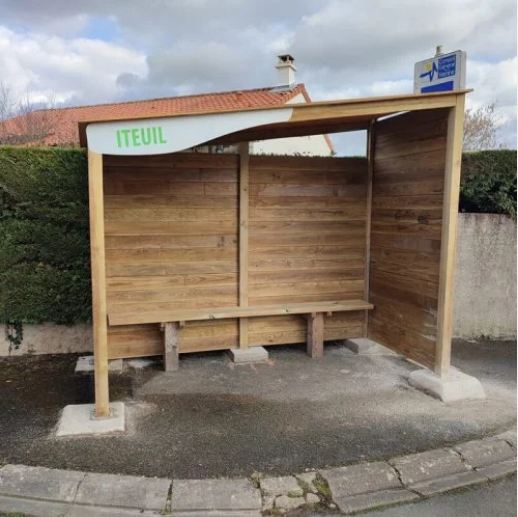 Abri Bus Bois Evolution avec Banquette - Pin traité autoclave classe 4, 5 poteaux, Toit CTBX hydrofugé, 1400x3000 mm_0