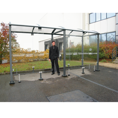 Abri fumeur classique - structure acier - bardage verre sécurit - 5 x 1,56 m - toit polycarbonate anti-UV_0
