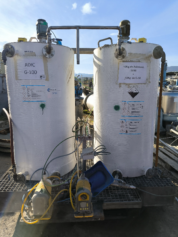 Skid cuves en fibre pour acides avec agitation, pompes de dosage et bac de rétention_0