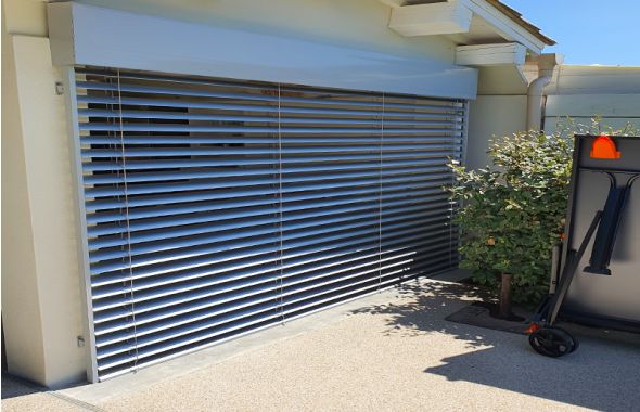 Brise soleil orientable autoportant sur mesure - lame galbée 80 mm - aluminium extrudé - motorisé - fabrication française_0