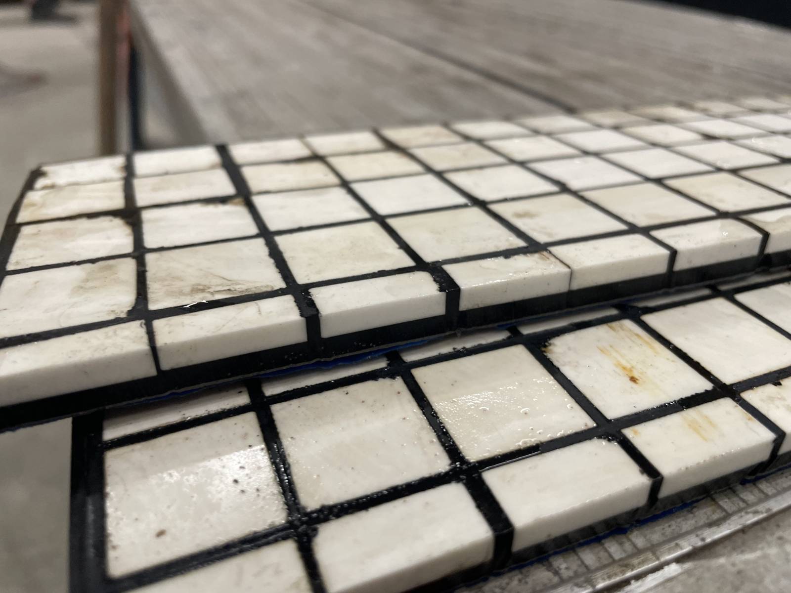 MTCP - Service de découpe sur-mesure au jet d'eau de céramique, bords nets et finitions soignées pour collage sur tôle_0