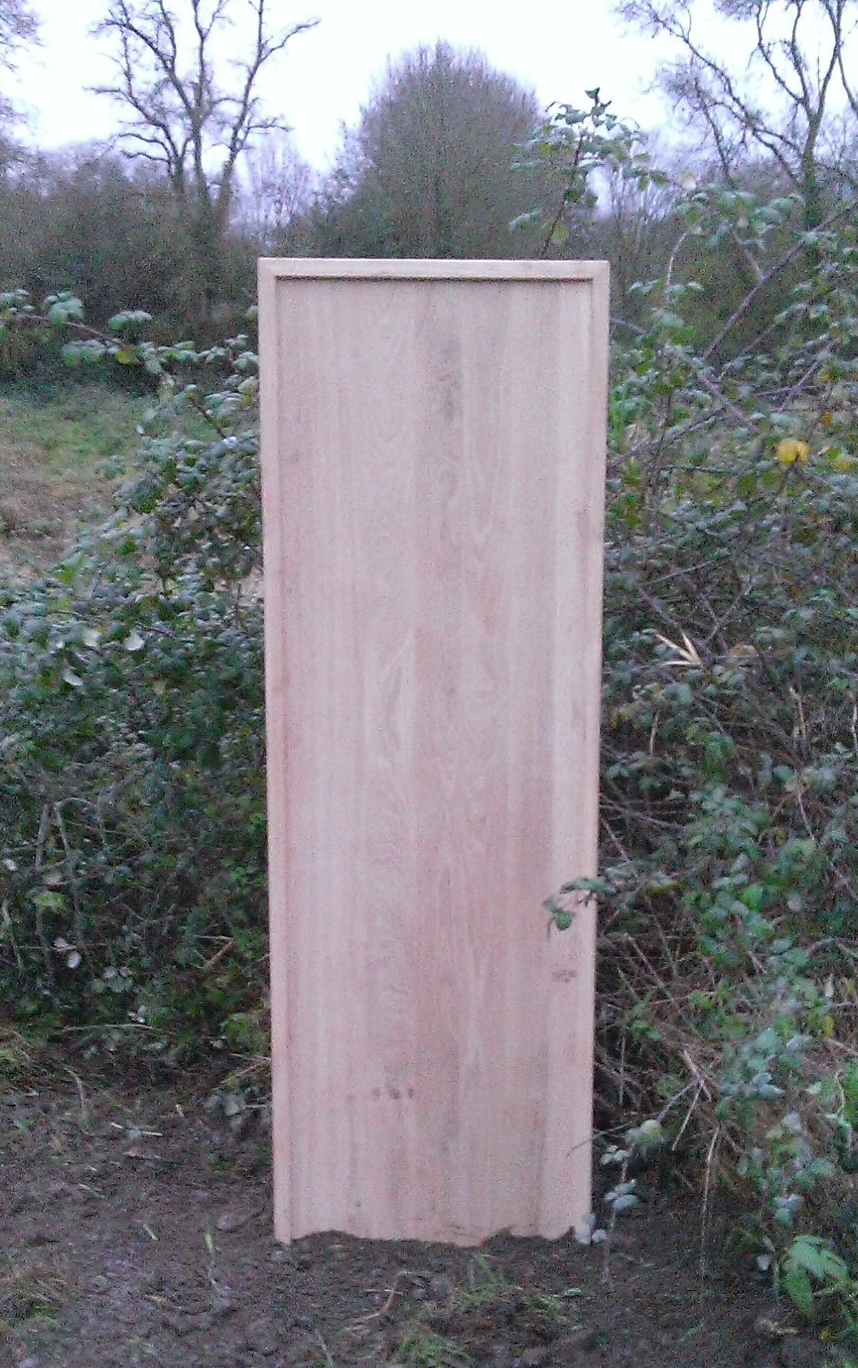 Totem signalétique en bois de robinier ou châtaignier - sur mesure avec fixation par platine ou scellement_0