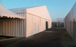 Tente de stockage fermée spacieux / structure fixe en aluminium / couverture multi-éléments / ancrage au sol avec platine / 30 x 25 x 4 m_0