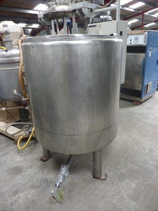 Cuve double enveloppe 600 litres d'occasion - avec couvercle, fond plat, vidange par le fond, sur 3 pieds_0